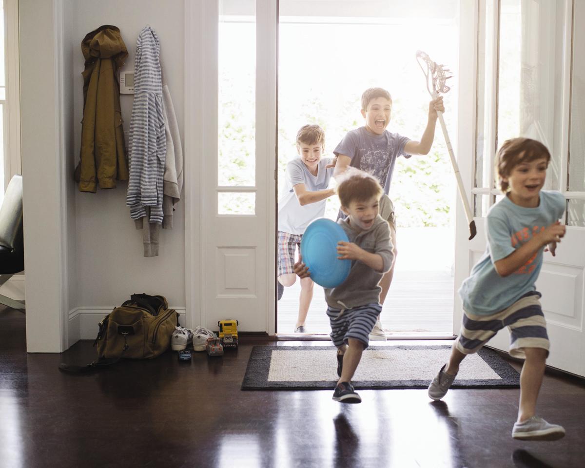 Можно оставить ребенка. Children leaving the House. 50 Ребенком дома. The boy(to Run) into the House. Go into the House.